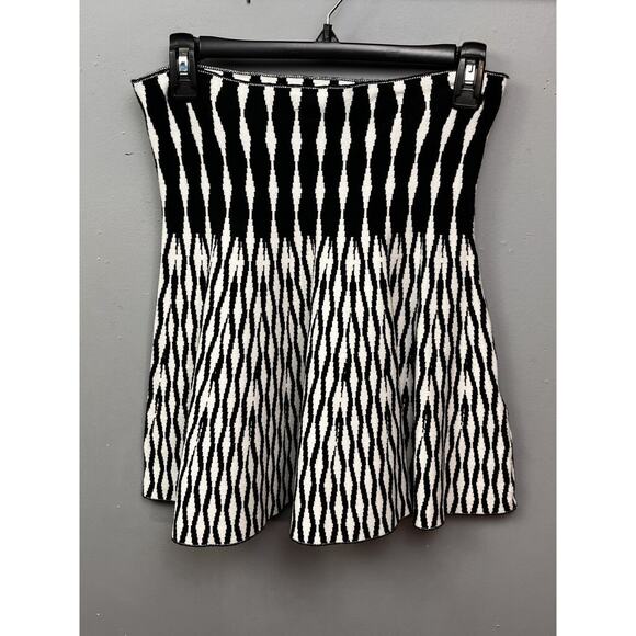 Max Studio A-Line Sweater Skirt Womens Small Black‎ White Knit Geometric Stretch - Picture 1 of 7